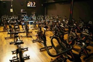 al fondo de la sala de spining hay una pantalla grande con programa de entrenamiento. Vente al Gimnasio desde Fuente del fresno o Fuente el Saz