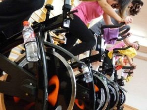Una pareja en bici estática Gimnasio cerca de Cobeña