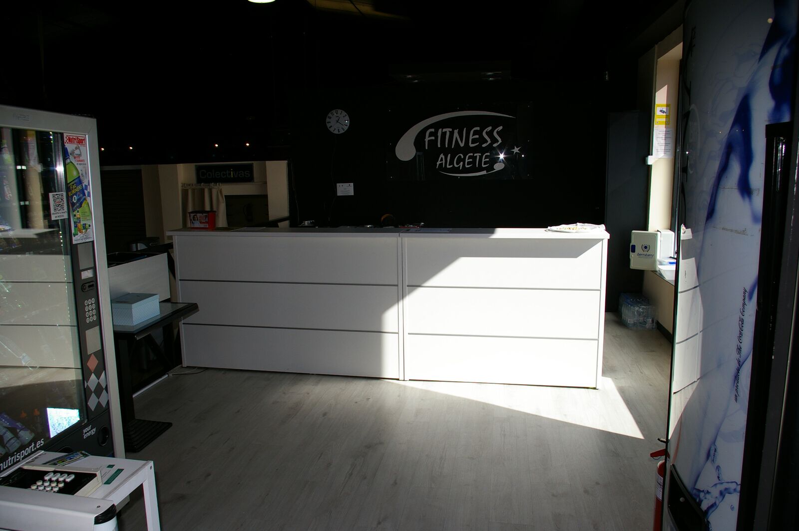 Elegante Entrada y recepción del gimnasio