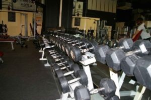 Vista de mancuernas alineadas frente al espejo Musculación Gimnasio muy cerca de Alalpardo