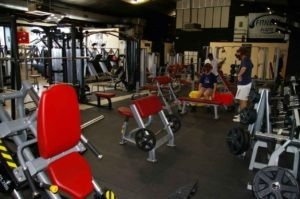 Charlando en sala de musculación Gimnasio cerca de Fuente del Fresno