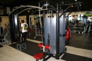 Un usuario musculando en la jaula de poleas Gimnasio cerca de Fuente del Fresno