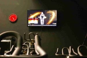 detalle de la pantalla de entrenamiento en sala de spinning vente desde el casar, Alalpardo, Miraval. Está muy cerca.