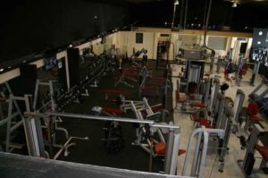 Una sala de musculación bien provista de materiales para la actividad. Vente desde Fuente el Saz al gimnasio